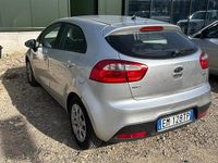 Usado Kia Rio 97 HP (71 kW) 2012 Cinzento Citadino