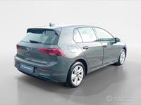 Usata VW Golf VIII Life 110 CV (80 kW) 2021 Dolphin grey Berlina