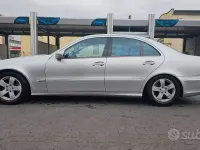Usata Mercedes E270 Avantgarde 177 CV (130 kW) 2002 Grigio Berlina