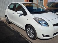 Usata Toyota Yaris Sol 69 CV (50 kW) 2011 Bianco Utilitaria