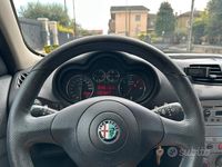 Usata Alfa Romeo 147 101 CV (74 kW) 2006 Grigio Utilitaria