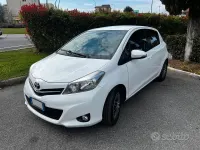 Usata Toyota Yaris Lounge 99 CV (72 kW) 2013 Bianco Utilitaria