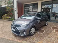 Usata Toyota Yaris Active 69 CV (50 kW) 2015 Grigio Utilitaria