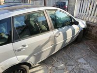 Begagnad Ford Fiesta 2002 Grå Sedan