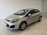 Usata Kia Rio EX 75 CV (55 kW) 2012 Grigio Berlina