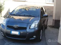 Usata Toyota Yaris Sol 100 CV (73 kW) 2010 Grigio Utilitaria