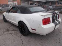 Usata Ford Mustang Convertible 314 CV (230 kW) 2005 Bianco Cabrio