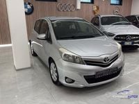 Usata Toyota Yaris 90 CV (66 kW) 2013 Grigio Utilitaria