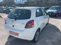 Usata Toyota Yaris 90 CV (66 kW) 2010 Bianco Utilitaria