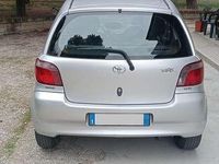 Usata Toyota Yaris 68 CV (50 kW) 2002 Argento Berlina