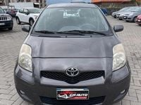 Usado Toyota Yaris Sol 69 CV (50 kW) 2011 Gris Utilitario