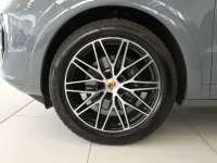 Usata Porsche Cayenne 354 CV (260 kW) 2023 Grigio artico SUV