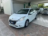 Usata Peugeot 208 Active 82 CV (60 kW) 2013 Bianco Utilitaria