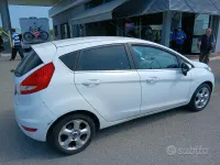 Usata Ford Fiesta 70 CV (51 kW) 2010 Bianco Berlina