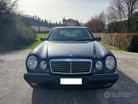 Begagnad Mercedes E200 Elegance 136 HK (100 kW) 1997 Blå Sedan