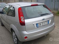Usata Ford Fiesta 68 CV (50 kW) 2006 Grigio Berlina