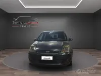 Usata Ford Fiesta Titanium 68 CV (50 kW) 2006 Bluazzurro Utilitaria