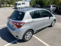 Usata Toyota Yaris Hybrid Active 73 CV (53 kW) 2020 Argento Berlina