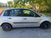 Usata Ford Fiesta 58 CV (42 kW) 2006 Grigio Utilitaria