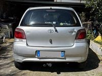 Begagnad Toyota Yaris Luna 86 HK (63 kW) 2000 Silver Sedan