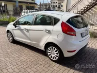 Usata Ford Fiesta 60 CV (44 kW) 2011 Bianco Berlina