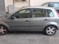 Usata Ford Fiesta 80 CV (58 kW) 2002 Grigio Utilitaria