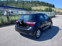 Usata Toyota Yaris Hybrid Cool 73 CV (53 kW) 2018 Nero Berlina