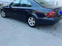 Usata Mercedes E220 150 CV (110 kW) 2004 Blu Berlina
