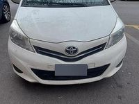 Usata Toyota Yaris 90 CV (66 kW) 2012 Bianco Utilitaria