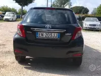 Begagnad Toyota Yaris Lounge 99 HK (72 kW) 2012 Svart Halvkombi