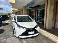 Usata Toyota Aygo X X-play 69 CV (50 kW) 2017 Bianco SUV