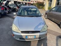 Usata Ford Focus Ghia 100 CV (73 kW) 1999 Grigio Berlina