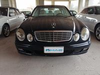 Usata Mercedes E220 150 CV (110 kW) 2005 Blu Berlina