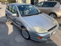 Usata Ford Focus Ghia 100 CV (73 kW) 1999 Grigio Berlina