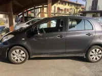Usata Toyota Yaris 69 CV (50 kW) 2010 Grigio Utilitaria