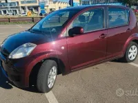 Usata Daihatsu Sirion HIRO 69 CV (50 kW) 2011 Rosso Utilitaria