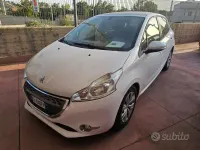 Usata Peugeot 208 Access 68 CV (50 kW) 2013 Bianco Utilitaria