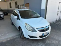 Usata Opel Corsa Edition 75 CV (55 kW) 2010 Bianco Utilitaria