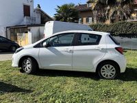 Usata Toyota Yaris Lounge 69 CV (50 kW) 2015 Bianco Utilitaria