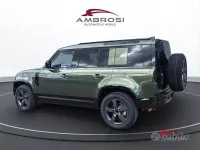 Usata Land Rover Defender SE Dynamic 200 CV (147 kW) 2026 Verde SUV