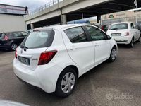 Usata Toyota Yaris 90 CV (66 kW) 2014 Bianco Utilitaria