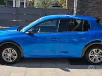 Usata Peugeot e-208 Allure 56 kW (77 CV) 2022 Bluazzurro Utilitaria
