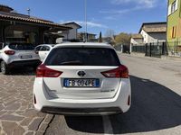 Usata Toyota Auris Hybrid Active 99 CV (72 kW) 2015 Bianco Station wagon