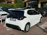 Usata Toyota Yaris Hybrid Lounge 92 CV (67 kW) 2021 Bianco Berlina