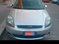 Usata Ford Fiesta Ghia 68 CV (50 kW) 2005 Grigio Utilitaria