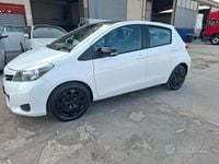 Usata Toyota Yaris 69 CV (50 kW) 2013 Bianco Berlina