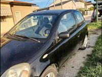 Usata Toyota Yaris Luna 86 CV (63 kW) 2001 Nero Berlina