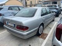 Usata Mercedes E220 Elegance 143 CV (105 kW) 2001 Grigio Berlina