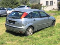 Usado Ford Focus Ghia 116 HP (85 kW) 2004 Prateado Sedan