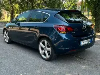 Usata Opel Astra Cosmo 125 CV (91 kW) 2011 Bluazzurro Berlina
